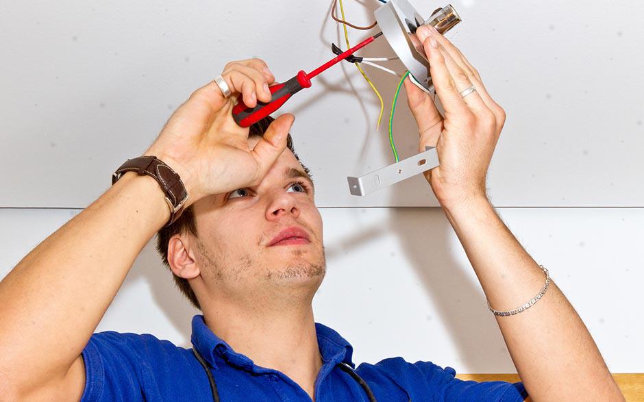 travail électricien Paris 1